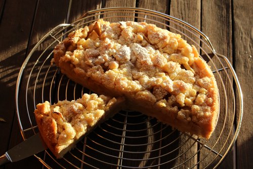 Apfelkuchen mit Streusel – Saftig & knusprig wie bei Oma – Soßen Rezept – selber machen