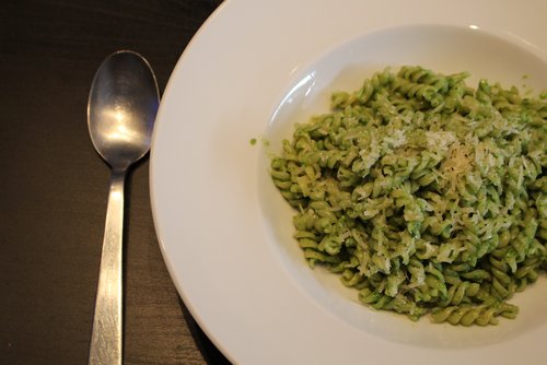 Dinkelfusilli mit Spinat-Avocado-Pesto – Grün & cremig – Dip Rezept – selber machen