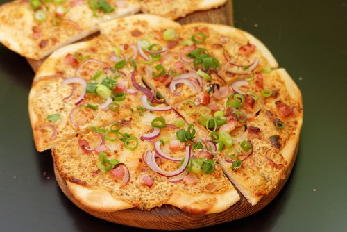 Flammkuchen Rezept – Knusprig dünn wie im Elsass – einfach kochen