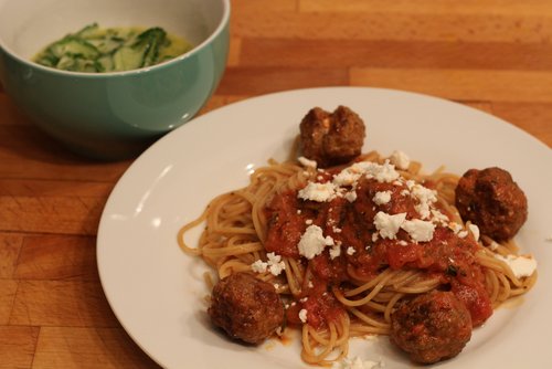 Mit Feta gefüllte Hackbällchen in Tomatensoße – Pasta Rezept – einfach kochen