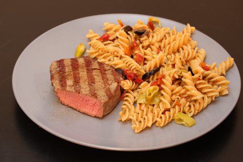 Nudelsalat mit getrockneten Tomaten, Oliven und Peperoni – Pasta Rezept – einfach kochen
