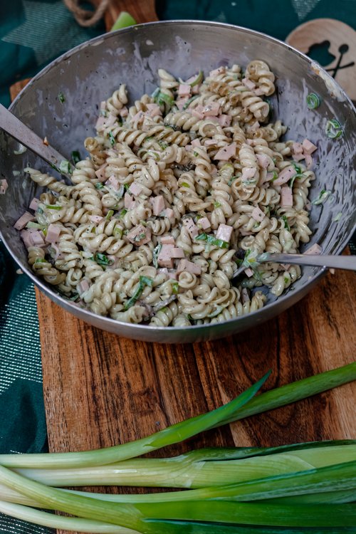 Nudelsalat Rezept – Der klassische Partyknüller – einfach kochen