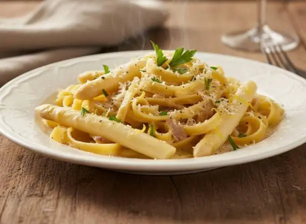 Pasta mit weißem Spargel: Das königliche Frühlingsgemüse trifft Italien – Pasta Rezept – einfach kochen