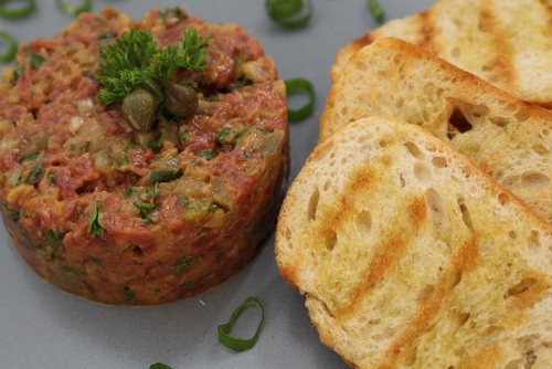 Rinder-Tatar mit Baguette – Feines Fingerfood – Pasta Rezept – einfach kochen