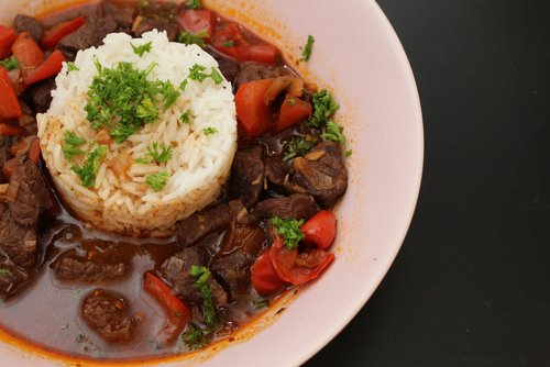 Rindergulasch mit Paprika – Zartes Schmorgericht – Pasta Rezept – einfach kochen