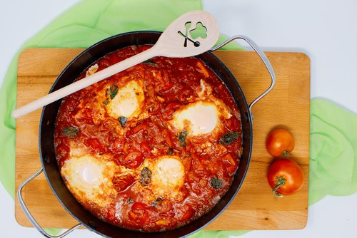 Shakshuka Rezept – Eier in würziger Tomatensoße – einfach kochen